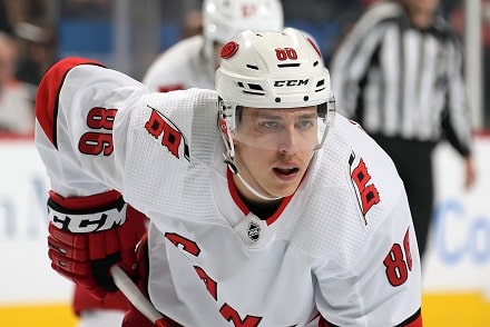 Teräväinen heilutti verkkoa juhlaottelussaan - myös Aho, Raanta ja Kotkaniemi auttamassa Carolinaa voittoon Teräväinen heilutti verkkoa juhlaottelussaan – myös Aho, Raanta ja Kotkaniemi auttamassa Carolinaa voittoon