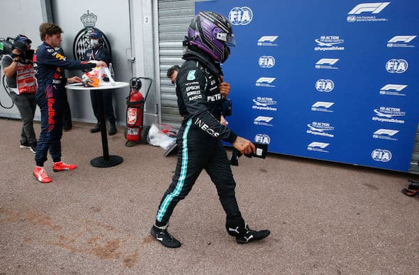Lewis Hamilton synkkänä Mercedeksen tilanteesta: "Emme taistele voitoista" Lewis Hamilton synkkänä Mercedeksen tilanteesta: ”Emme taistele voitoista”