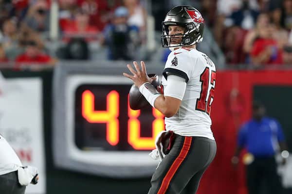 NFL-supertähti Tom Brady rikkoi hiljaisuuden rajun pettymyksen jälkeen NFL-supertähti Tom Brady rikkoi hiljaisuuden rajun pettymyksen jälkeen