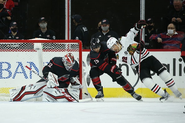Antti Raanta piti nollan, Sebastian Aho sinetöi - Carolina voitti NHL:n kärkikamppailun Antti Raanta piti nollan, Sebastian Aho sinetöi – Carolina voitti NHL:n kärkikamppailun