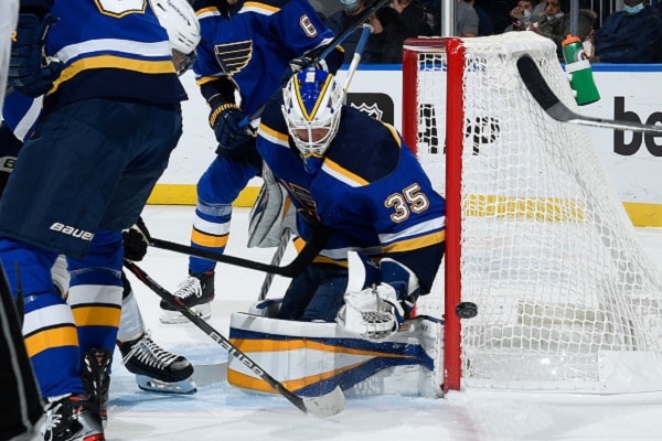 Suomalaiselta NHL-veskarilta huikea paluu - ensin satoi kiekkoja ja sen jälkeen kehuja: ”Avainpelastuksia” Suomalaiselta NHL-veskarilta huikea paluu – ensin satoi kiekkoja ja sen jälkeen kehuja: ”Avainpelastuksia”