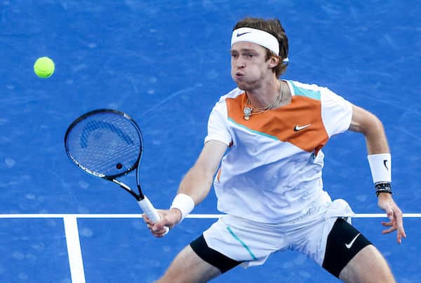 Venäläinen tennispelaaja kirjoitti kameraan painavan viestin Venäläinen tennispelaaja kirjoitti kameraan painavan viestin