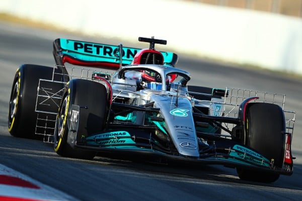Lewis Hamilton seurasi silmä tarkkana George Russellia - näin hopeanuoli ampaisi radalle Lewis Hamilton seurasi silmä tarkkana George Russellia – näin hopeanuoli ampaisi radalle