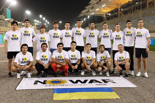 F1-kuskeilta upea kannanotto Ukrainan puolesta - Lewis Hamilton loisti poissaolollaan F1-kuskeilta upea kannanotto Ukrainan puolesta – Lewis Hamilton loisti poissaolollaan