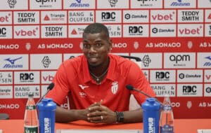 Paluu meni pieleen: Paul Pogba saamassa lähtöpassit