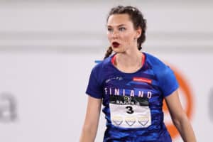 Ella Junnila loppukilpailuun – juoksuradoilla valtavaa draamaa, ennakkosuosikki kaatui