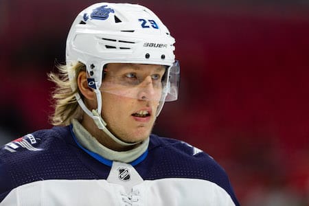 Patrik Laine kohtasi entisen seuransa jännitysnäytelmässä Patrik Laine kohtasi entisen seuransa jännitysnäytelmässä