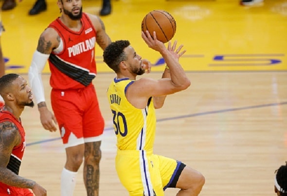 NBA-mestari väisti luodin – Stephen Curry pisti pystyyn historiallisen näytöksen NBA-mestari väisti luodin – Stephen Curry pisti pystyyn historiallisen näytöksen