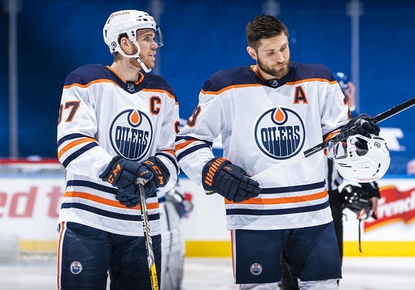 Edmontonin supertähdet sysättiin kuilun reunalle - Connor McDavid ja Leon Draisaitl tästä eteenpäin pakkovoittojen edessä Edmontonin supertähdet sysättiin kuilun reunalle – Connor McDavid ja Leon Draisaitl tästä eteenpäin pakkovoittojen edessä