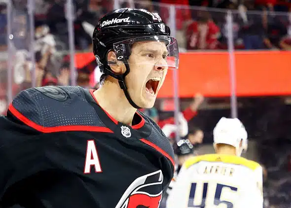 Sebastian Aho nostamassa Carolinaa voittoon - "Kokosimme itsemme aika hyvin" Sebastian Aho nostamassa Carolinaa voittoon – ”Kokosimme itsemme aika hyvin”