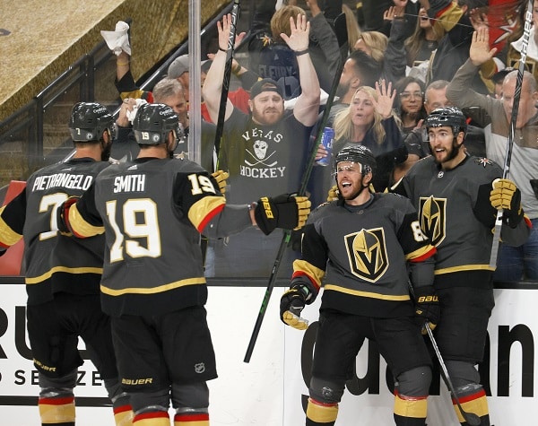 Vegas Golden Knights juhli voittoa trillerimäisessä NHL-avauksessa Vegas Golden Knights juhli voittoa trillerimäisessä NHL-avauksessa