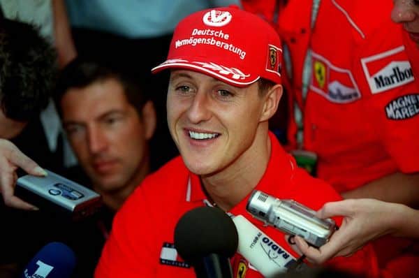F1-asiantuntija räväytti suorassa lähetyksessä mauttoman vitsin Michael Schumacherista - fanit vaativat potkuja F1-asiantuntija räväytti suorassa lähetyksessä mauttoman vitsin Michael Schumacherista – fanit vaativat potkuja