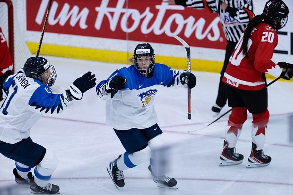 Naisleijonat oli jo pulassa Ruotsia vastaan - sitten tuli upea nousu voittoon Naisleijonat oli jo pulassa Ruotsia vastaan – sitten tuli upea nousu voittoon