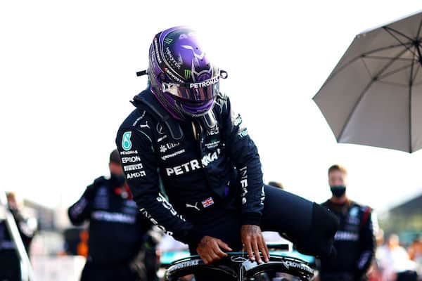 Lewis Hamilton palasi vielä viime vuoden katkeriin tapahtumiin - antoi täyslaidallisen kilpailujohtajalle ja avasi kohupäätöstään Lewis Hamilton palasi vielä viime vuoden katkeriin tapahtumiin – antoi täyslaidallisen kilpailujohtajalle ja avasi kohupäätöstään