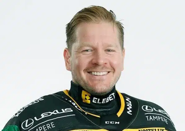 Petri Kontiola veisteli: "Ville Niemisen sanoin" Petri Kontiola veisteli: ”Ville Niemisen sanoin”