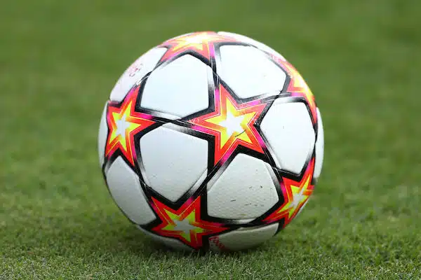 Jalkapallofanit aloittivat joukkotappelun ennen Mestarien liiga-ottelua Jalkapallofanit aloittivat joukkotappelun ennen Mestarien liiga-ottelua