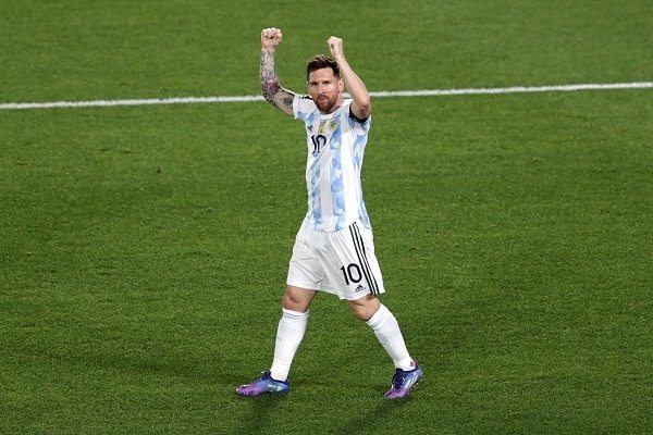 Jalkapalloselostaja Tuomas Virkkunen linjasi: tämä maa voittaa jalkapallon MM-kultaa Jalkapalloselostaja Tuomas Virkkunen linjasi: tämä maa voittaa jalkapallon MM-kultaa