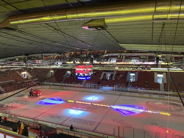 Helsinkiä riepotteleva lumimyrsky teki tehtävänsä - HIFK:n ottelussa tuli korona-ajat mieleen Helsinkiä riepotteleva lumimyrsky teki tehtävänsä – HIFK:n ottelussa tuli korona-ajat mieleen