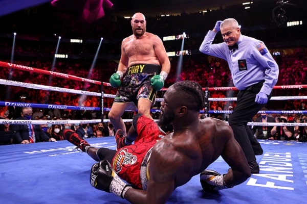 Tyson Fury iski hanskat naulaan! Tyson Fury iski hanskat naulaan!