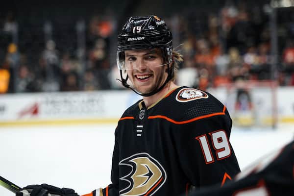Suomalainen NHL-kiekkoilija todisti silmitöntä kaukaloväkivaltaa – avautui Ylelle näkemästään Suomalainen NHL-kiekkoilija todisti silmitöntä kaukaloväkivaltaa – avautui Ylelle näkemästään