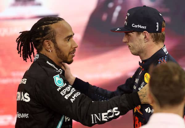 F1-boikottikohu - Sky Sportsin asiantuntija viestitteli hollantilaiselle kollegalle: "Jos kuuntelee tarkasti..." F1-boikottikohu – Sky Sportsin asiantuntija viestitteli hollantilaiselle kollegalle: ”Jos kuuntelee tarkasti…”