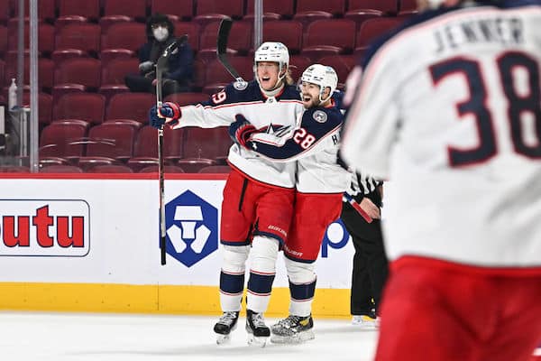 ”Hän on h*lvetinmoinen pelaaja!” Tulikuuma Patrik Laine muistutti hymyssä suin myös tarjoilijan taidoistaan ”Hän on h*lvetinmoinen pelaaja!” Tulikuuma Patrik Laine muistutti hymyssä suin myös tarjoilijan taidoistaan
