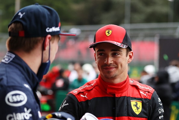 Paalupaikkamies Charles Leclerc kiitti tallikaveriaan avusta - Max Verstappenilta vihjailevaa tekstiä Paalupaikkamies Charles Leclerc kiitti tallikaveriaan avusta – Max Verstappenilta vihjailevaa tekstiä
