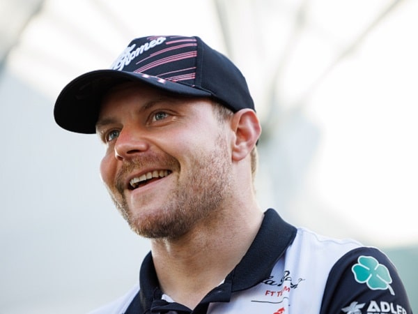 Nyt on värikästä! Valtteri Bottas esitteli naisystävänsä suunnittelemat kypärät: ”Ei 1 vaan 3 koska tämä on Miami” Nyt on värikästä! Valtteri Bottas esitteli naisystävänsä suunnittelemat kypärät: ”Ei 1 vaan 3 koska tämä on Miami”