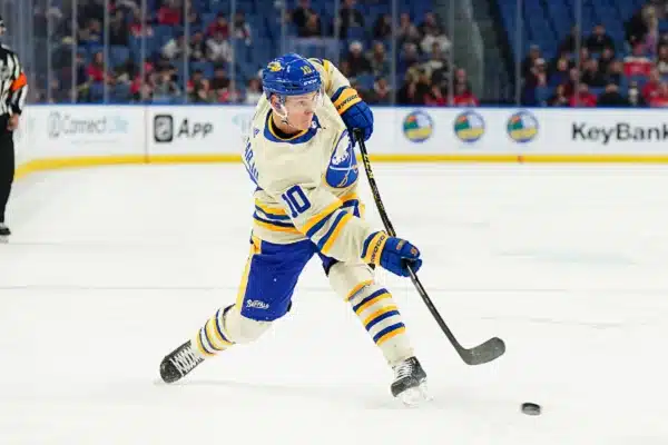Kiekko rajusti kasvoihin 12 päivää sitten - nyt tuli päivitys suomalaisen NHL-pakin tilanteesta Kiekko rajusti kasvoihin 12 päivää sitten – nyt tuli päivitys suomalaisen NHL-pakin tilanteesta