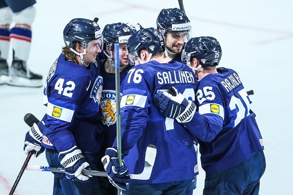 Leijonat murskavoittoon - Britannia teki peräti kolme omaa maalia Leijonat murskavoittoon – Britannia teki peräti kolme omaa maalia