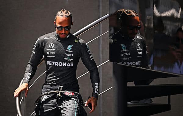 Lewis Hamiltonilta synkkä väite Mercedeksen tilanteesta Lewis Hamiltonilta synkkä väite Mercedeksen tilanteesta