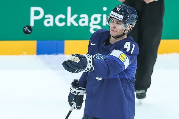 Jukka Jalonen NHL-tähtiensä nöyryydestä – ”Joku voisi tulla rinta rottingilla pullistelemaan” Jukka Jalonen NHL-tähtiensä nöyryydestä – ”Joku voisi tulla rinta rottingilla pullistelemaan”