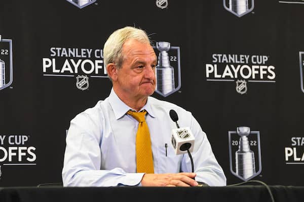 Vuoden päävalmentajaksi valittu NHL-luotsi sai kenkää Vuoden päävalmentajaksi valittu NHL-luotsi sai kenkää