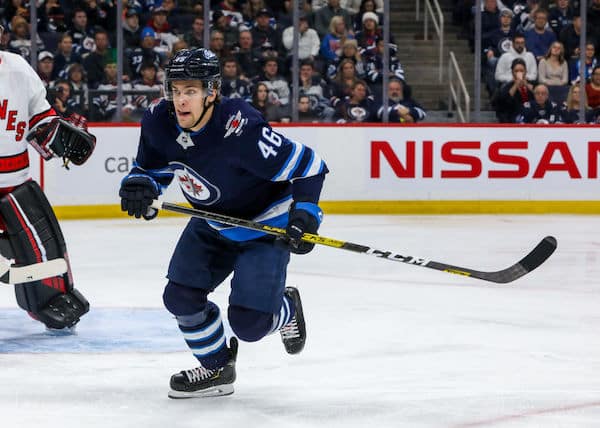 Suomalaiskiekkoilija jättää NHL:n ja palaa Eurooppaan tutun miehen alaisuuteen Suomalaiskiekkoilija jättää NHL:n ja palaa Eurooppaan tutun miehen alaisuuteen