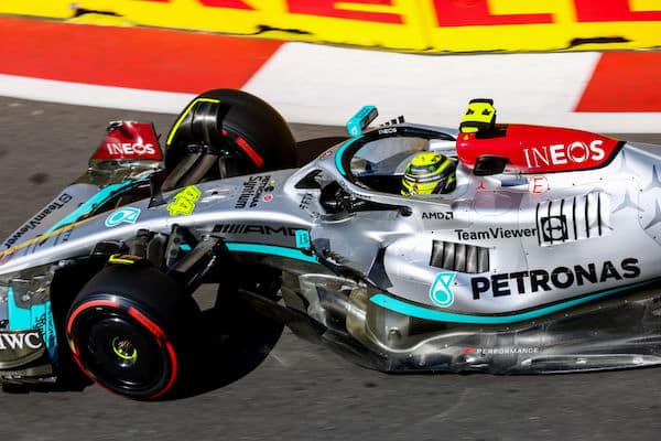 F1-maailmanmestari latasi Mercedeksestä: "Heidän on tehtävä isoja ratkaisuja" F1-maailmanmestari latasi Mercedeksestä: ”Heidän on tehtävä isoja ratkaisuja”