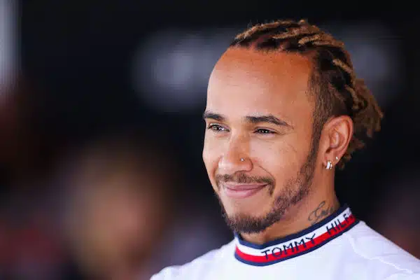 F1-maailmanmestari otti kantaa Lewis Hamiltonin tilanteeseen - teki yhden asian täysin selväksi F1-maailmanmestari otti kantaa Lewis Hamiltonin tilanteeseen – teki yhden asian täysin selväksi