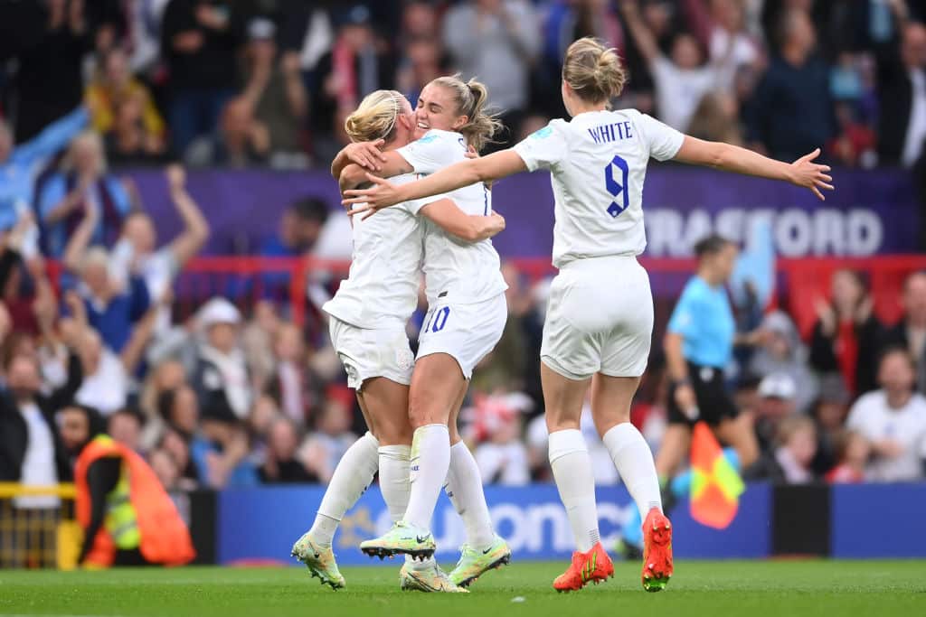 Naiset halusivat saman säännön MM-kisoihin kuin miehillä - FIFA kieltäytyi Naiset halusivat saman säännön MM-kisoihin kuin miehillä – FIFA kieltäytyi