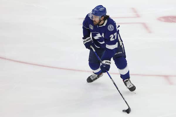 Stanley Cup-finalisti kaupattiin NHL:ssä - jättimäistä sopimusta vielä neljä vuotta jäljellä Stanley Cup-finalisti kaupattiin NHL:ssä – jättimäistä sopimusta vielä neljä vuotta jäljellä