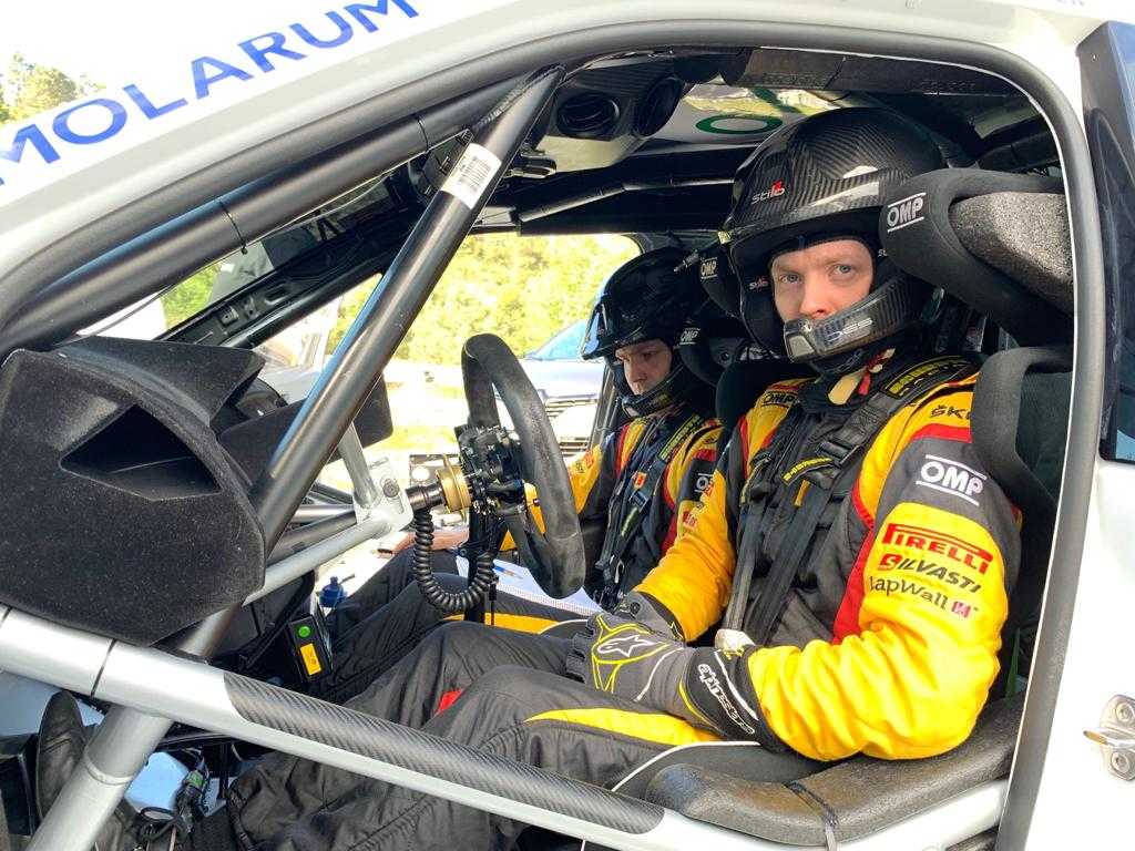 Suomen MM-ralliin on nyt tuntuma hallussa - Eerik Pietarinen: ”Voi sitten nuotistakin ajaa kovaa” Suomen MM-ralliin on nyt tuntuma hallussa – Eerik Pietarinen: ”Voi sitten nuotistakin ajaa kovaa”