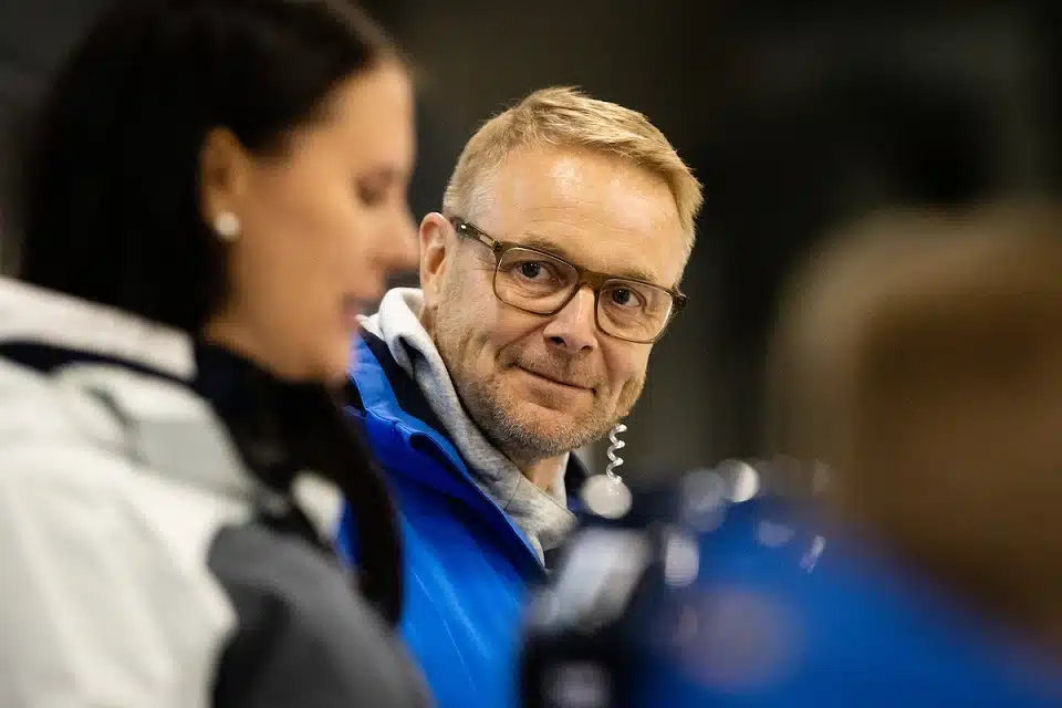 Naisleijonien päävalmentaja kansaa kuohuttaneesta mahalaskusta – ”Aiheuttaahan se tunteita” Naisleijonien päävalmentaja kansaa kuohuttaneesta mahalaskusta – ”Aiheuttaahan se tunteita”