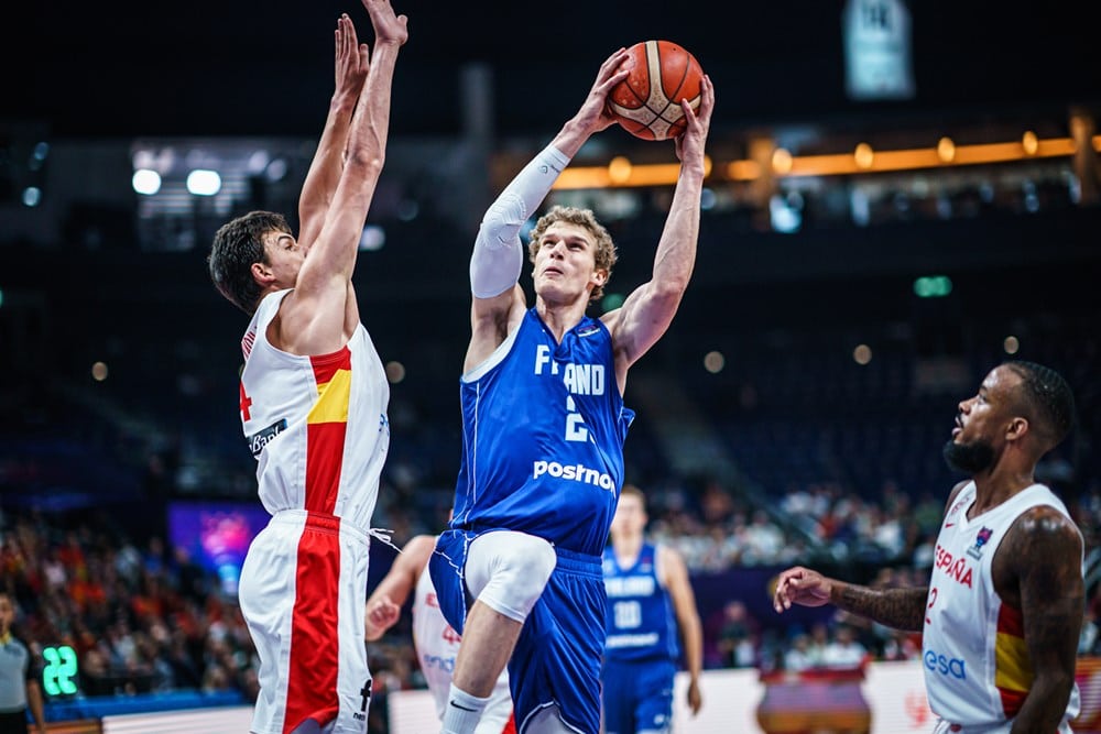 Lauri Markkanen lunasti upeasti lupauksensa: Susijengi pitää hallitsevaa maailmanmestaria pihdeissään! Lauri Markkanen lunasti upeasti lupauksensa: Susijengi pitää hallitsevaa maailmanmestaria pihdeissään!