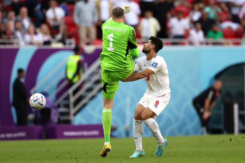 Iran nöyryytti Walesia – törkytemppu toi punaisen kortin Iran nöyryytti Walesia – törkytemppu toi punaisen kortin