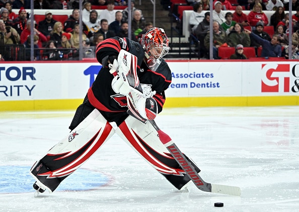 ”Tervetuloa takaisin Rants!” - Antti Raanta ja Sebastian Aho tuikkivat Carolinan tähtinä ”Tervetuloa takaisin Rants!” – Antti Raanta ja Sebastian Aho tuikkivat Carolinan tähtinä