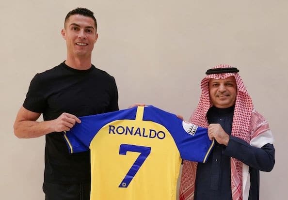 Fanit sekosivat täysin Cristiano Ronaldon siirrosta - paidat tekevät kauppansa Fanit sekosivat täysin Cristiano Ronaldon siirrosta – paidat tekevät kauppansa