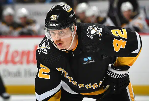 Hyllytys ravisteli suomalaishyökkääjän liekkeihin NHL:ssä - ”Olemme innoissamme hänestä” Hyllytys ravisteli suomalaishyökkääjän liekkeihin NHL:ssä – ”Olemme innoissamme hänestä”