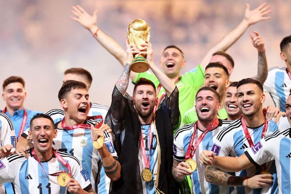 Valmentajalegenda latasi rajun väitteen - Lionel Messi juonittiin maailmanmestariksi epärehellisin keinoin Valmentajalegenda latasi rajun väitteen – Lionel Messi juonittiin maailmanmestariksi epärehellisin keinoin