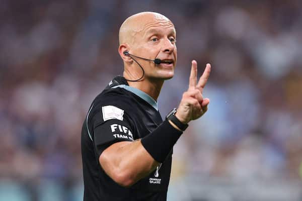 Mestarien liigan finaalin erotuomari vaihtuu? UEFA tutkii erotuomarin yhteyksiä äärioikeistoon Mestarien liigan finaalin erotuomari vaihtuu? UEFA tutkii erotuomarin yhteyksiä äärioikeistoon