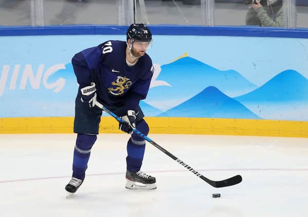 Suomalainen tähtipelaaja Teemu Hartikainen pelottavassa tilanteessa - ottelu keskeytettiin Suomalainen tähtipelaaja Teemu Hartikainen pelottavassa tilanteessa – ottelu keskeytettiin