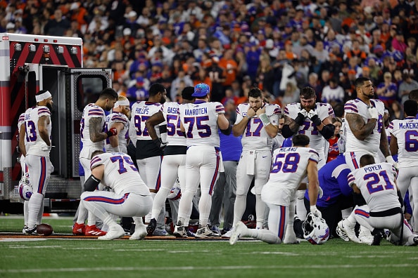 Kentälle tuupertuneen NFL-pelaajan tilanteesta lisätietoa Kentälle tuupertuneen NFL-pelaajan tilanteesta lisätietoa