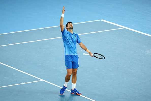 Novak Djokovic jatkaa ennätyksen tavoittelua - jälleen välieriin Novak Djokovic jatkaa ennätyksen tavoittelua – jälleen välieriin